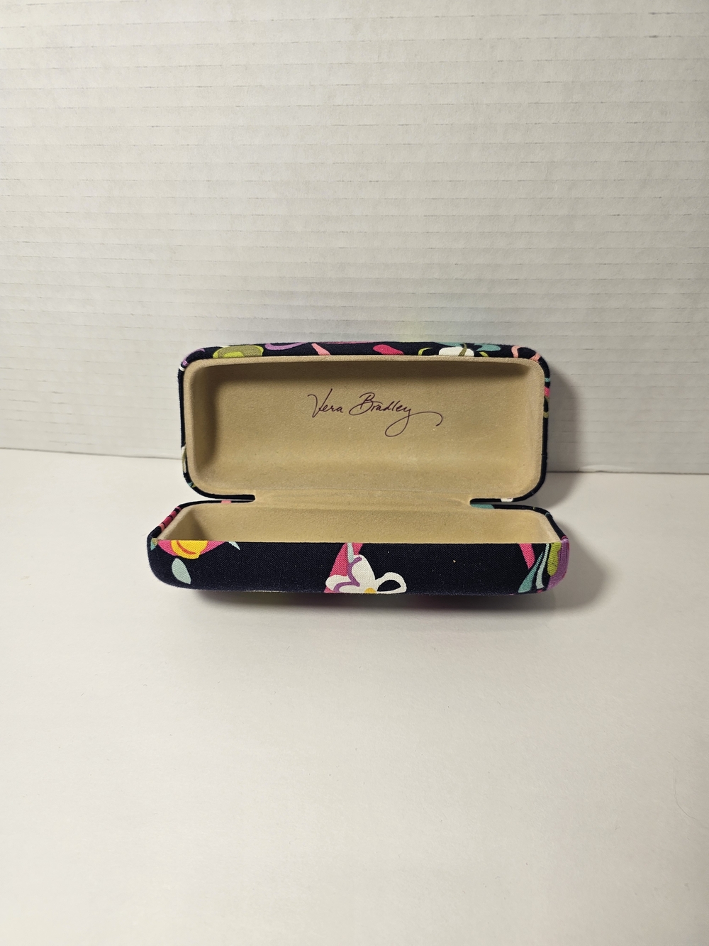 NWOT Vera Bradley Protective Hard Clamshell Sunglass Case Original Ribbons Bag - Picture 2 of 3